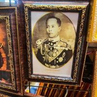 ราคา กรอบรูปพร้อมภาพ กรมหลวงชุมพรเขตอุดมศักดิ์ ขนาด 5x7 นิ้ว มีขาตั้งและที่แขวน เป็นของขวัญ ที่ระลึก (22357519959)