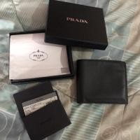 ราคา Prada กระเป๋าเงินมือสอง กระเป๋าแบรนด์เนม มีช่องใส่เหรียญ สภาพใช้งานค่ะ กระเป๋าสตางค์ brandname แท้ (7638285143)