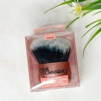 ราคา [Real Techniques®] Angled Kabuki Brush, 1 Count #01962 แปรงแต่งหน้าคาบูกิ เหมาะสำหรับผลิตภัณฑ์แบบฝุ่น (21338775156)