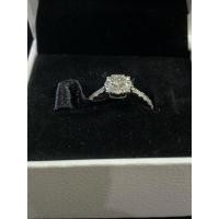 ราคา แหวนเพชรแท้ [แหวนชูบ่าข้าง] น้ำหนักเพชรรวม VS99 0.56-0.59 กะรัต (เพชรเม็ดกลาง เพชรล้อมวง และเพชรบ่าข้าง) (29505439755)