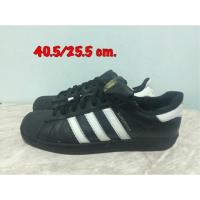 ราคา #ลดรับปีหมูทอง รองเท้า Adidas มือสองของแท้ เบอร์ 40 ยาว 25.5 cm. รุ่นยอดฮิต Superstar สภาพใหม่มาก พื้นเต็มๆ (1554453919)