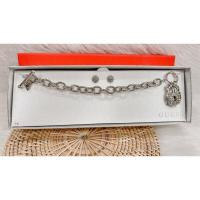 ราคา GUESS Women’s Git Set สร้อยข้อมือ +ต่างหู (25013032734)