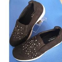 ราคา Bearpaw รองเท้าสลิปออนผ้ากำมะหยี่สีดำ มือสองภาพดี พื้นเดิมเต็มๆ น้ำหนักเบา size:36/22.5 cm #274 (27253304000)