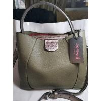 ราคา กระเป๋าสะพายสีเขียว​ สวยมาก​ PonyPony​ ฐานยาว9.5นิ้ว​ สูง​ 7.5นิ้ว​ ซับในแดง​ การใช้งาน3ช่องใช้งาน (7677005276)