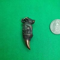 ราคา เครื่องลางของขลังเขี้ยวหมูป่า เนื้อโลหะรมดำด้านหลังรูปหลวงพ่อเงินวัดบางคลาน รุ่นรวย รวย รวย "วัดหนองคล้า จ.พิจิตร ปี2555 (19533093666)