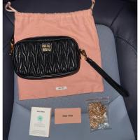 ราคา ส่งต่อ Miu miu matelassé nappa leather pouch สีดำ มือสอง (41003774260)