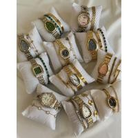 ราคา นาฬิกาในภาพคือนาฬิกาข้อมือแบบกำไล (bangle watch)ตัวเรือนและสายเป็นสีทอง โดยมีหน้าปัดทรงรี #นาฬิกาผู้หญิง (45753013731)