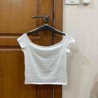 ราคา เสื้อครอปปาดไหล่สีขาว แบรด์H&M ไซต์S (มือ1) แถมไม้แขวนให้ (29872334552)