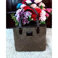 ราคา กระเป๋า Nina Ricci handbag tote มือสอง ของแท้ หนังแคนวาสหอม ๆ ซื้อจากญี่ปุ่นค่ะ (19784063600)