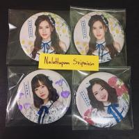 ราคา Badge Kimi wa Melody BNK48 เข็มกลัดคิมิวะเมโลดี้ (น้ำหนึ่ง ไข่มุก) (6216613948)
