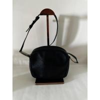 ราคา กระเป๋าสะพายสีดำ unisex แบรนด์ Ferragamo มี buckle กันสายขาดแข็งแรงทนทาน สภาพ 98% ไม่มีตำหนิ (23273704921)