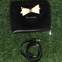 ราคา กระเป๋าหนังสีดำ ครอสบอดี้มีสายยาว ด้านหน้าประดับโบว์ และยี่ห้อกระเป๋า ซิปรอบ 2 ช่องใส่ของ มือ2 สภาพดี แบรนด์TED BAKER (2153274852)