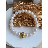 ราคา สร้อยข้อมือไข่มุกแท้สีขาวใส่ชาร์มหัวเสือสีทอง มุกแท้มีใบรับประกัน (22960714511)