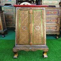ราคา ตู้พระธรรม ตู้ไม้ แบบโบราณ ขนาด กว้าง 44 x ลึก 26 x สูง 65 ซม. ตกแต่งลวดลาย แบบโบราณ เดินเส้น ประดับกระจกสี (12762976030)