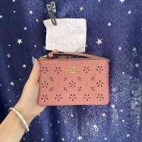 ราคา Coach คล้องมือ 1ซิปS ลายฉลุดอกไม้ มือ2สภาพสวย (23309207176)