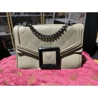 ราคา กระเป๋าสะพายข้างสีเขียวขี้ม้าอ่อน สภาพดี สายโซ่สีดำ มือสอง (43405429890)