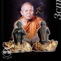 ราคา รูปหล่อหลวงพ่อคูณนั่งหมู รุ่น คูณทรัพย์แสนล้าน ปี2538 เนื้อโลหะผสมองค์หลวงพ่อคูณรมดำหมูทอง ขนาดความสูง 3 ซม. พบเจอน้อย (24662361841)