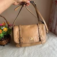 ราคา Beanpole แท้ หนังแท้ทั้งใบ สายยาวเดิม ซับในสะอาด ร่องรอยใช้งานมือสองทั่วไปฐาน 9.5 นิ้วกว้าง 3 นิ้วสูง 6.5 นิ้ว 550 บาท (27827614424)