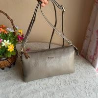 ราคา Elegance Paris แท้ ครอสบอดี้ 3 ช่องใช้งาน สภาพดี สีสวย หนังแท้ ซับในลายแบรนด์สะอาด สายยาวเดิม ขนาด 9x2x5 นิ้ว 550 บาท (26726415105)