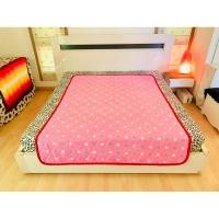 ราคา ผ้าปูรองนอน/รองกันเปื้อน/รองโซฟา ขนาด 5ฟุต สีชมพูลายตารางกราฟฟิกขอบแดง (สภาพใหม่) มือสองสภาพดี สินค้าญี่ปุ่น-เกาหลีแท้ (22029050444)