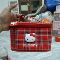 ราคา กระเป๋าเครื่องสำอาง Hello Kitty ลายตารางสีแดง มีตำหนิที่หน้า Hello Kitty และหลังพวงกุญแจ (51751110839)