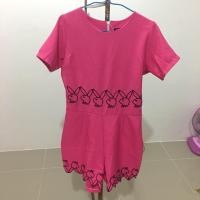 ราคา จั๊มสูทขาสั้นคอกลมสีชมพูบานเย็น (1654432202)