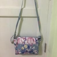 ราคา กระเป๋าสะพายลายดอกcath kidston ของแท้ (1249299678)