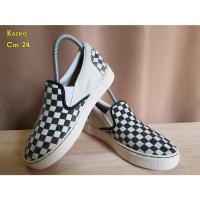 ราคา รองเท้าแบรนด์มือสองของแท้ ยี่ห้อ Korea สีตารางดำขาว เบอร์ Eu 3ุุุ6.5/Cm 24 (9585018186)