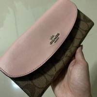 ราคา ส่งต่อกระเป๋า Coach ใบยาว สีชมพู สภาพใหม่มาก ของแท้100% (4816353283)