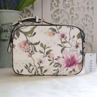 ราคา GUESS FLORA-PRINT CROSSBODY BAG กระเป๋าสะพายหนังพิมพ์ลายดอกไม้ (5400151697)