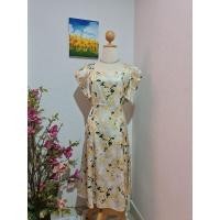 ราคา เดรสสีขาวเหลืองผ้ามันๆลายดอก (26214613720)