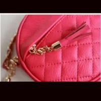 ราคา กระเป๋าสะพายหนังใบเล็กแฟชั่นทรงกลม สีแดง มือ 1 พร้อมส่ง (197195102)