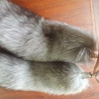ราคา พวงกุญแจหางจิ้งจอกสีเทาเงิน ( Silver gray fox tail keychain) (1131044687)