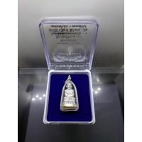 ราคา หลวงปู่ทวดพิมพ์บัวรอบ เนื้อนวะพรายเงิน ฐานทองเหลือง 87 พรรษา ญสส วัดบวรนิเวศวิหาร 2543 พร้อมตลับเดิม (40603058773)