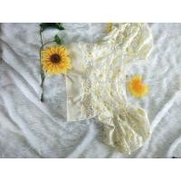 ราคา เสื้อครอปสีขาวแขนตุ๊กตาปักลายดอกเดซี่*มือสอง (3654675758)