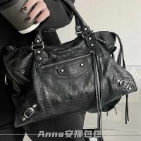 ราคา กระเป๋าสะพายข้างหนังแพะแท้ Oil Wax Lambskin ออกแบบเหมือนแบรนด์เนม Balenciaga สายคล้องไหล่ปรับขนาดได้และมาพร้อมโซ่ เป็นกระเป๋าช้อปปิ้งทรง tote หลากหลายสี (27193820987)