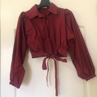 ราคา เสื้อเชิ้ตแขนพองเอวครอป มีแต่งผูกโบว์ที่เอว สีแดงไวน์ (221313945)
