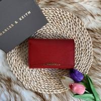 ราคา [แท้/พร้อมส่ง] CHARLES & KEITH V-CUT FRONT FLAP WALLET (6435979519)