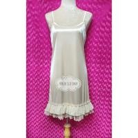 ราคา ชุดซับในต่อชายระบาย รุ่นระบายผ้าชีฟองตัดด้วยลูกไม้ลายโบว์ (6001463207)