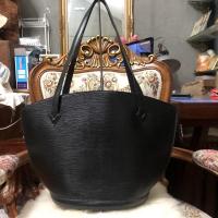 ราคา กระเป๋าหลุยส์ ลายไม้ หนังแท้สภาพดี (8074031475)