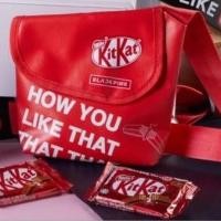 ราคา สินค้าพร้อมส่ง กระเป๋าสะพายข้างคิทแคท Blackpink How you Like that that that สีแดงสด (22785351601)
