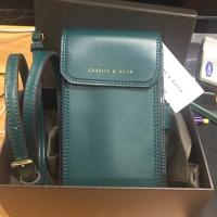 ราคา Charles&Keith กระเป๋าสตางค์ ของแท้มือ2สีเขียวของแม่ค้า สูง6' กว้าง3.5'ใส่โทรศัพท์มือถือได้ มีช่องใส่บัตรการ์ดได้10ช่อง (958429158)