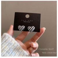 ราคา 925 ต่างหูเงินสีดําและสีขาวลายตารางหมากรุกหัวใจหมาป่าฝางแบบผู้หญิงสไตล์เกาหลี (26527695712)