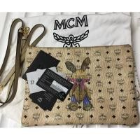 ราคา Mcm rabbit limited 11.5” cross body and clutch ส่งต่อค่ะ สภาพ 99% เลยค่ะ ใช้ไปครั้งเดียว มันยาวไปค่ะเพราะเราตัวเล็ก (1609220518)