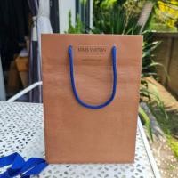 ราคา ถุงกระดาษ Lvแท้สวยสภาพดีใหม่ขนาดเล็กทรงสูงลายไม้น้ำตาลอ่อน ขนาด 20x28x5.5 CMS (22337660772)
