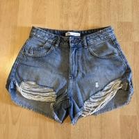 ราคา มือสอง! กางเกงยีนส์ขาสั้น zara ของแท้ 100% (เอว 28”) (4641479087)