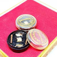 ราคา สีผึ้งเก่า หลวงพ่อเดิม วัดหนองโพ ด้านในบรรจุตะกรุดปลาตะเพียนเงินตะเพียนทองและสิงห์แกะสลัก รุ่นนี้เด่นทางเมตตาและอำนาจ (13762004657)