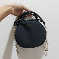 ราคา กระเป๋าแฟชั่นสีดำทรงกลมสายโซ่สีทองมือสอง (28525844294)