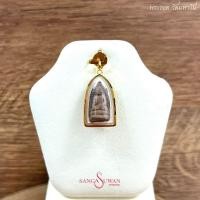 ราคา ส่งฟรี จี้พระรอดใบมะขาม วัดมหาวัน กรอบทองแท้18K ห้างทองสง่าสุวรรณ ขายคืนได้ราคาดี มีใบรับประกัน สายมู GG006 (43975449094)