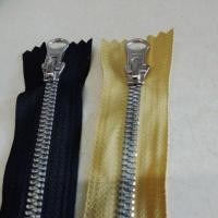 ราคา ซิปกระเป๋าฟันกระดูกก้างปลาสีดำ/เหลืองแกมเขียวฟันเคลือบสีเงินเบอร์5ปลายปิดYKKยาว5.5-8.5นิ้ว (44465478934)